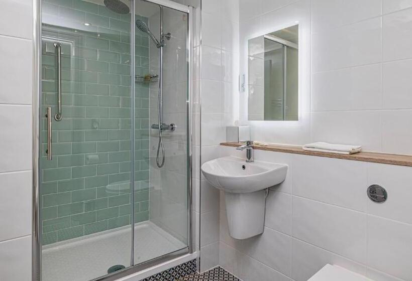 חדר סטנדרט לשלושה, The Auld Dubliner