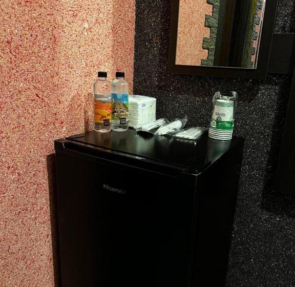 اتاق لوکس, Life