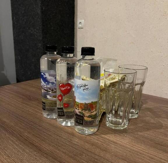 اتاق لوکس, Life