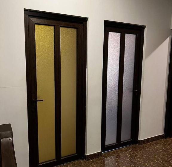 اتاق اکونومی, Life