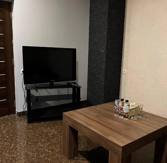 اتاق اکونومی, Life