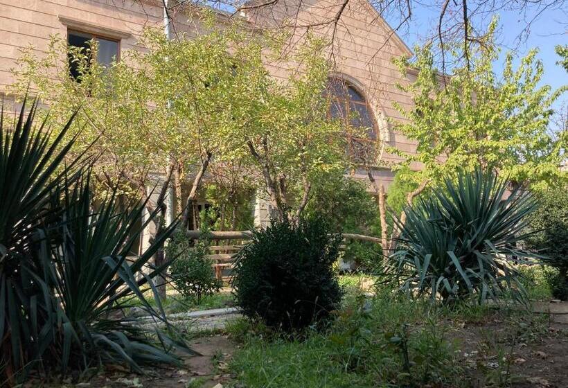 سوییت با چشمانداز باغ, Life