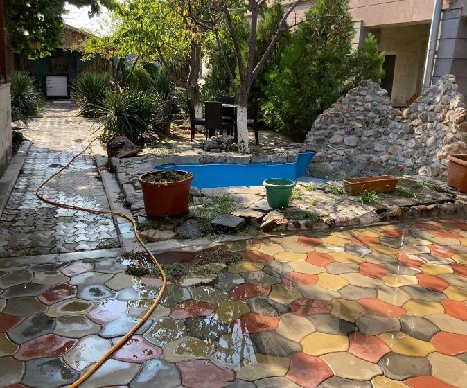 سوییت با چشمانداز باغ, Life