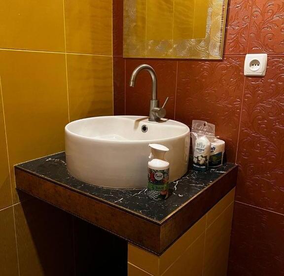 سوییت با چشمانداز باغ, Life