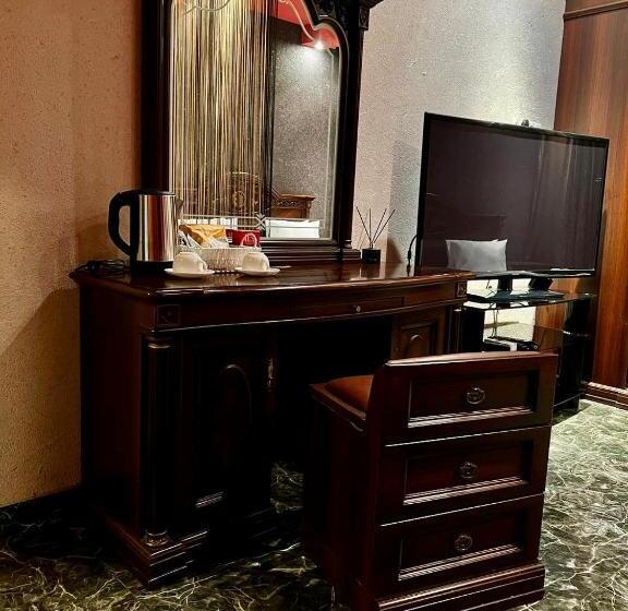 سوییت با چشمانداز باغ, Life