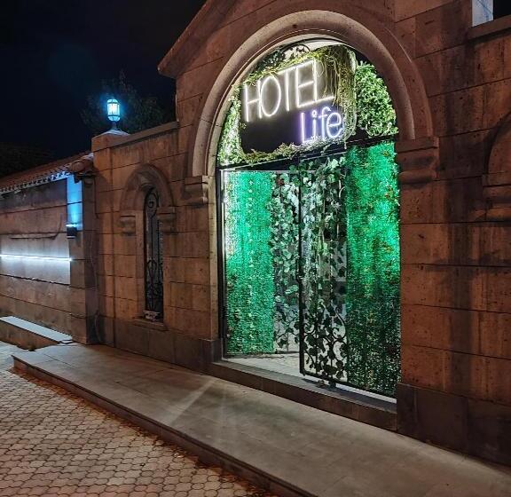 اتاق استاندارد, Life