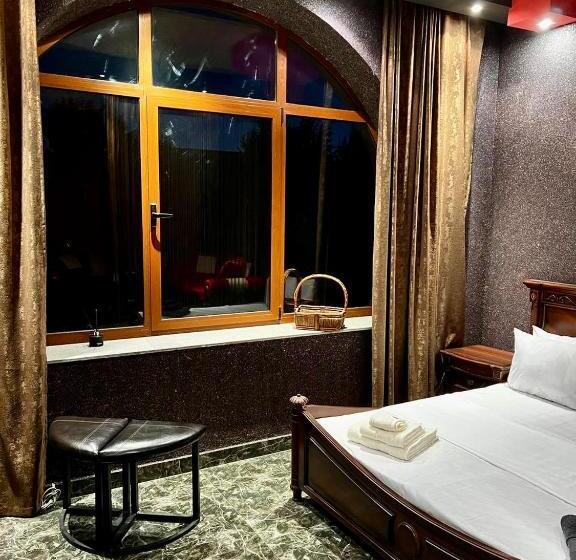 سوییت با چشمانداز باغ, Life