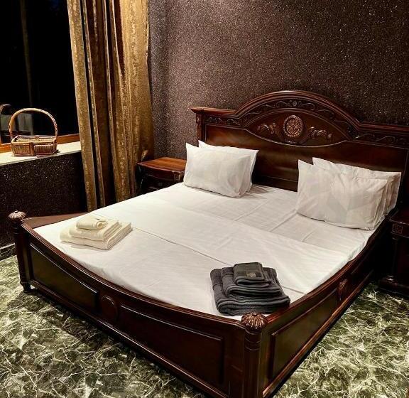 سوییت با چشمانداز باغ, Life