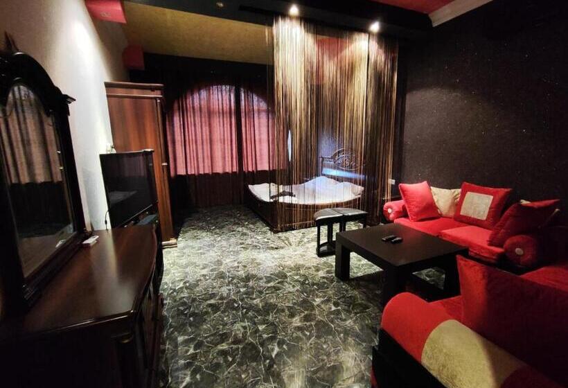 سوییت با چشمانداز باغ, Life