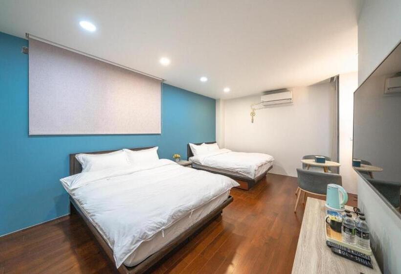 Quarto Quádruplo Standard, Luodong Warm House