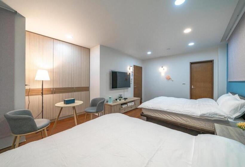 Quarto Quádruplo Standard, Luodong Warm House