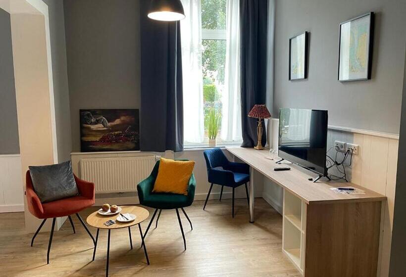 Номер Deluxe, Alte Navigationsschule