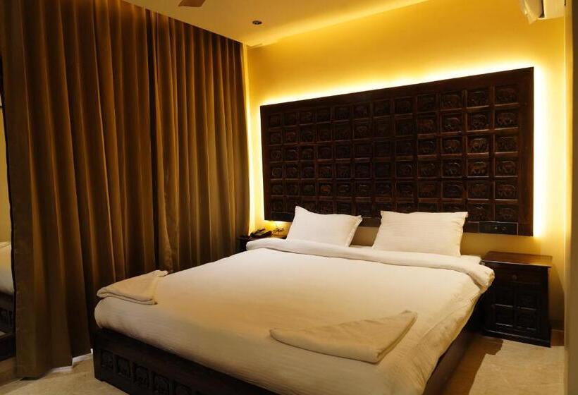 חדר סטנדרט, The Q