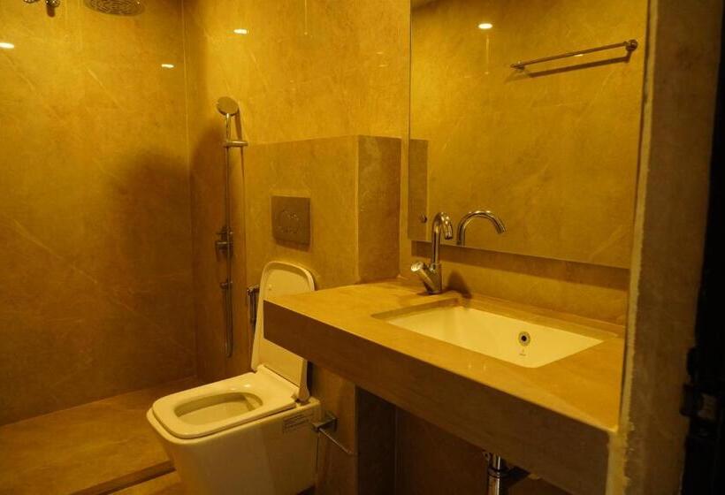 חדר סטנדרט, The Q