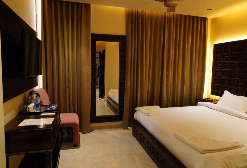 חדר סטנדרט, The Q