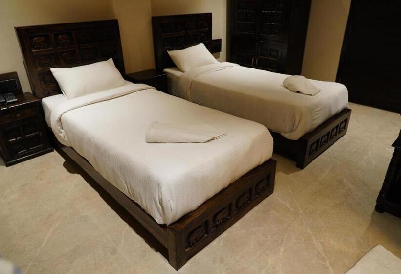 חדר סטנדרט, The Q