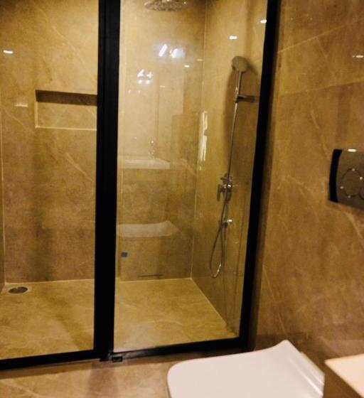 חדר אקזקיוטיב, The Q