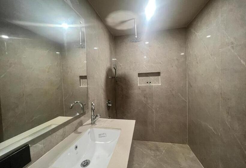 اتاق پرمیوم, The Q