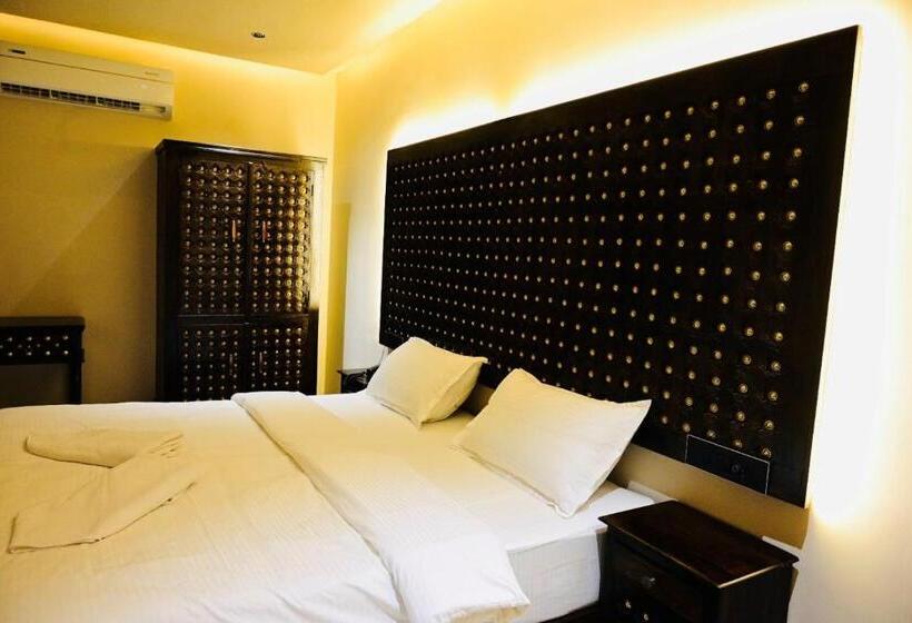 חדר פרמיום, The Q