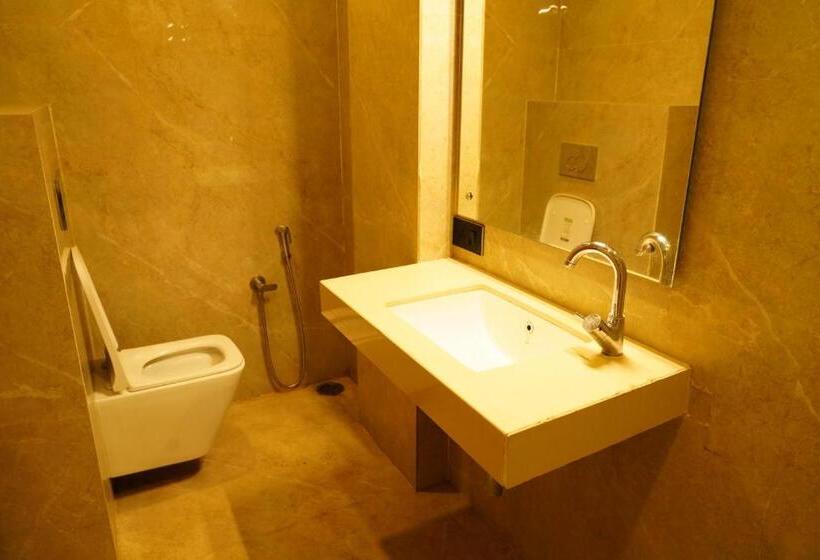 חדר סטנדרט, The Q