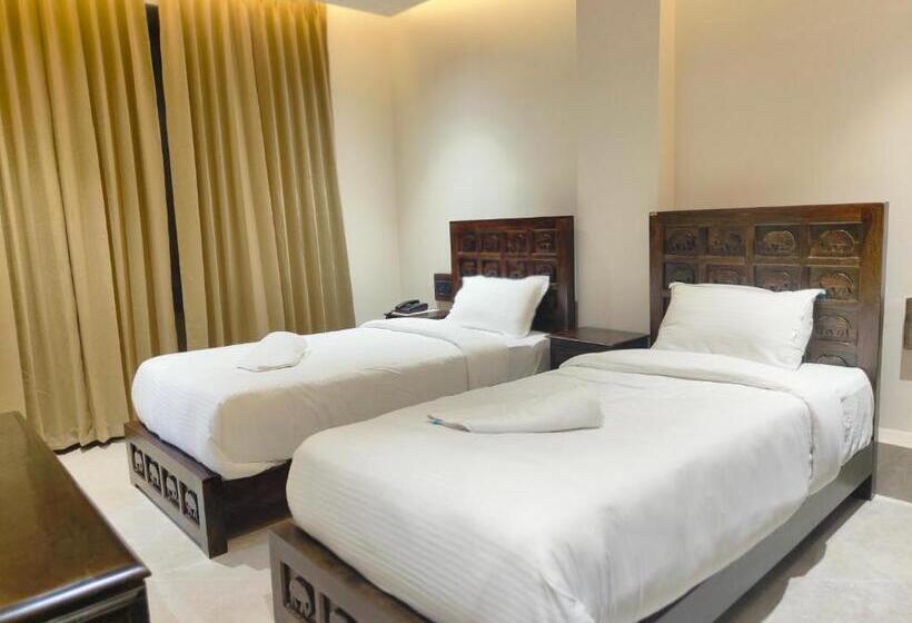 חדר סטנדרט, The Q