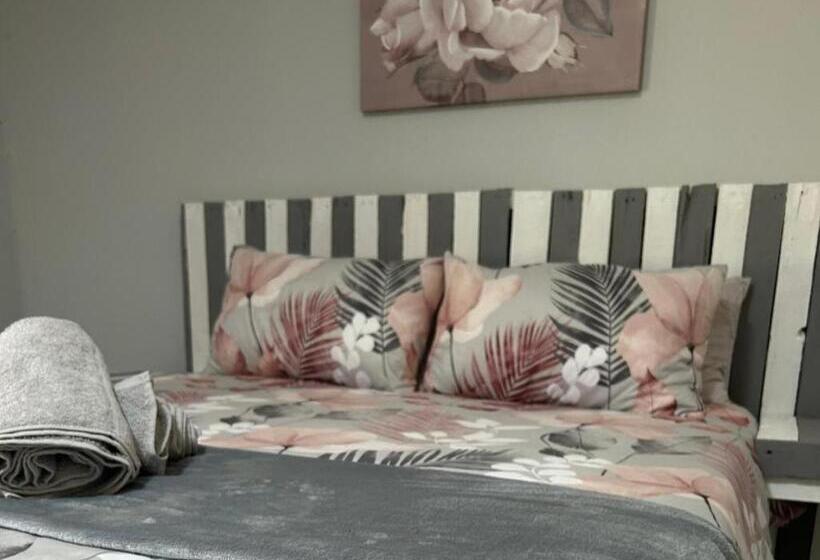 غرفة قياسية, The Wool House