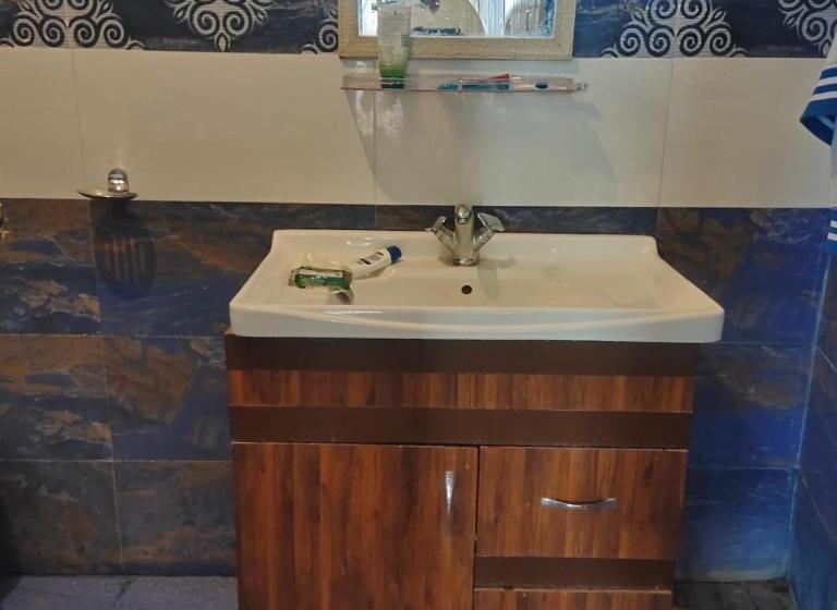 Chambre Deluxe, 19 Tosh