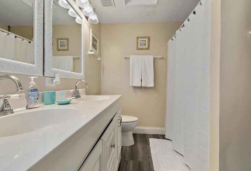 Апартаменты 1 Спальня с Балконом, Jax Beach House  1 Minute Walk To Beach