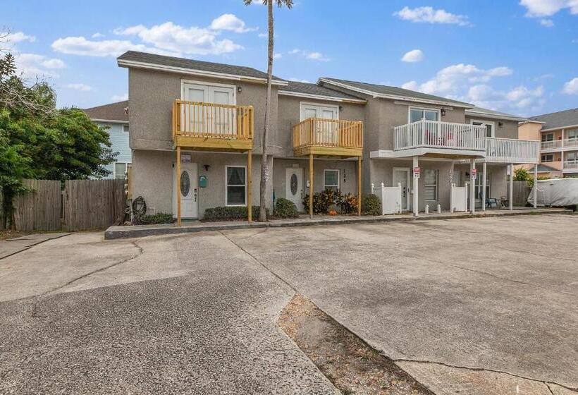 شقة غرفة نوم واحدة مزودة بشُرفة, Jax Beach House  1 Minute Walk To Beach