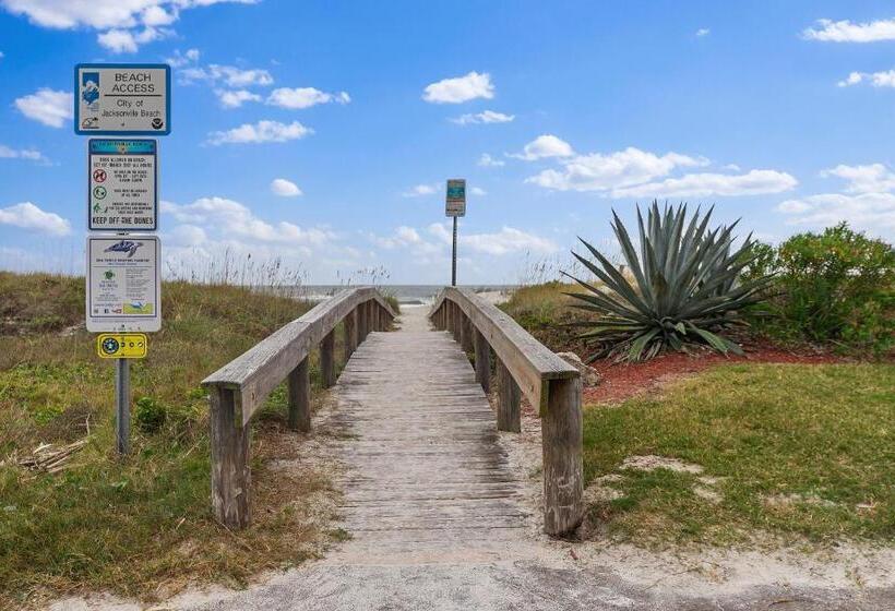 شقة غرفة نوم واحدة مزودة بشُرفة, Jax Beach House  1 Minute Walk To Beach