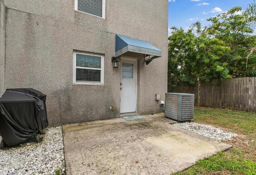 شقة غرفة نوم واحدة مزودة بشُرفة, Jax Beach House  1 Minute Walk To Beach