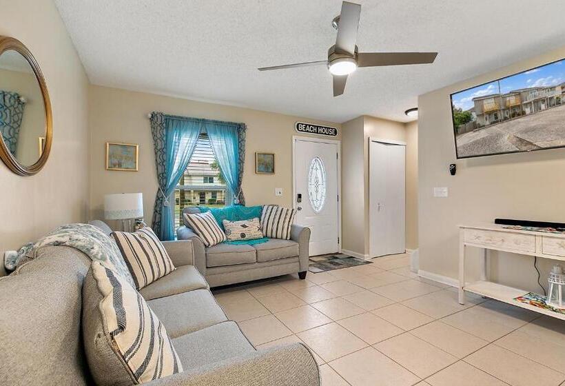 شقة غرفة نوم واحدة مزودة بشُرفة, Jax Beach House  1 Minute Walk To Beach