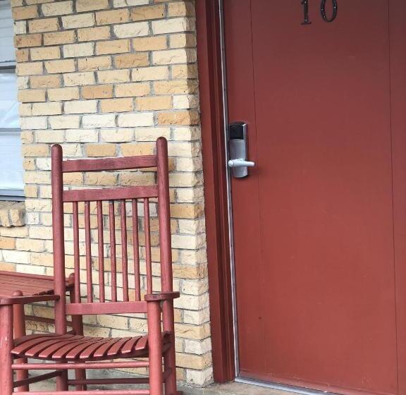 غرفة قياسية رباعية, Ji1, King Guest Room At The Joplin Inn At Entrance To The Resort Hotel Room