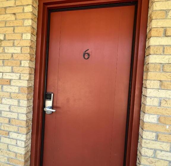 غرفة قياسية رباعية, Ji1, King Guest Room At The Joplin Inn At Entrance To The Resort Hotel Room