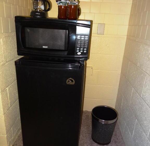 غرفة قياسية رباعية, Ji1, King Guest Room At The Joplin Inn At Entrance To The Resort Hotel Room