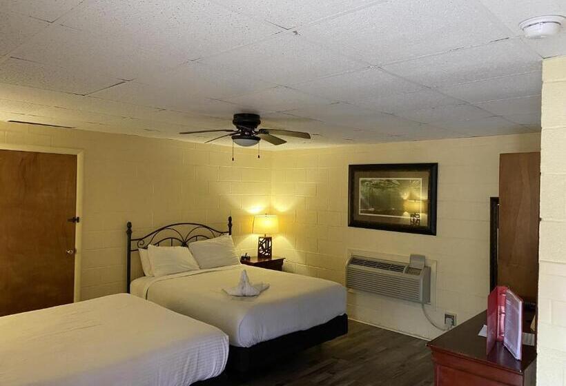 Четырехместный Номер Стандарт, Ji1, King Guest Room At The Joplin Inn At Entrance To The Resort Hotel Room