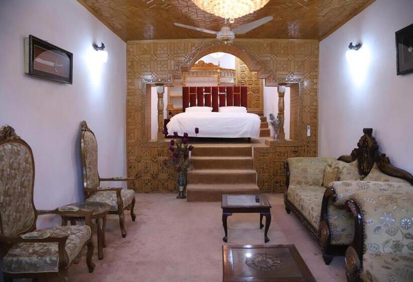 سوییت خانوادگی, Royal Guest House