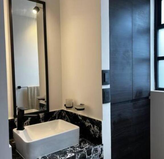 سوییت, San Rafa  Home Office Suites