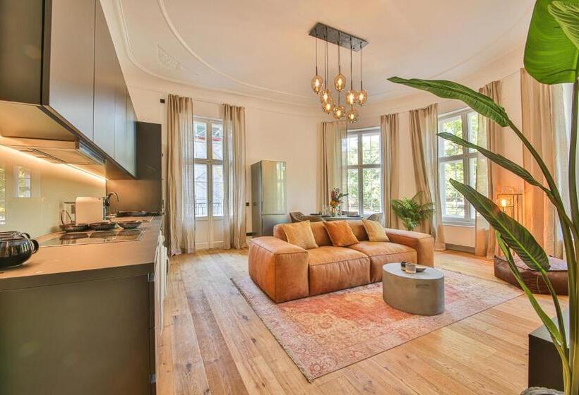 استودیوی استاندارد, Aeronaut Suits By Pearl1