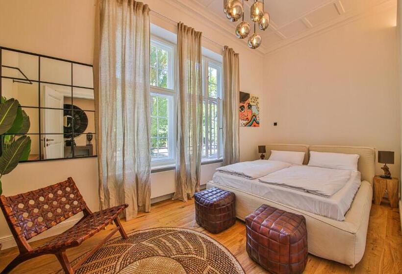 استودیوی استاندارد, Aeronaut Suits By Pearl1