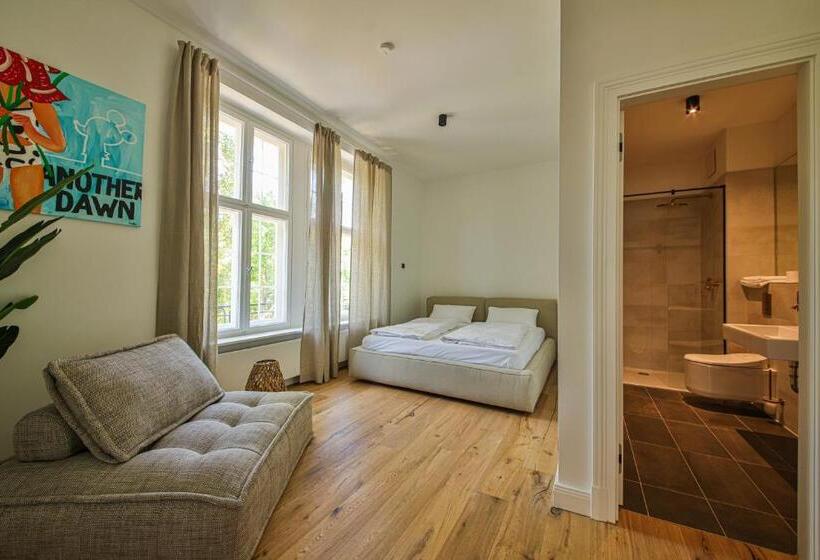 استودیو استاندارد با تراس, Aeronaut Suits By Pearl1