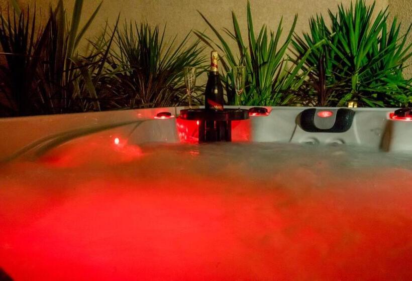 キングサイズベッドのスタンダードルーム, Le Petit Paradis