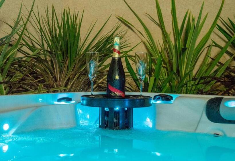 キングサイズベッドのスタンダードルーム, Le Petit Paradis