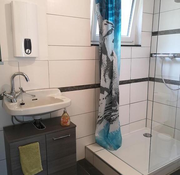 标准间, Sinner Studios