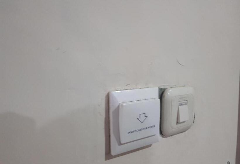 高级套房, Capital O 93263 Linge Land