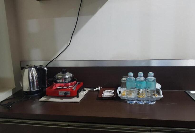 高级套房, Capital O 93263 Linge Land