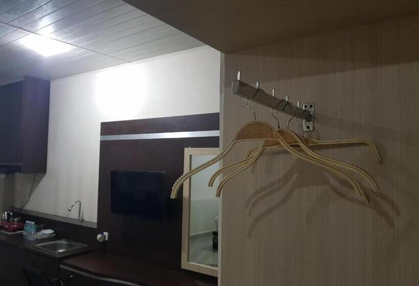 高级套房, Capital O 93263 Linge Land