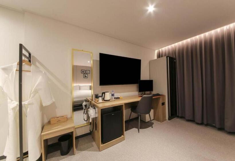 جناح, Hound Hotel Sasang