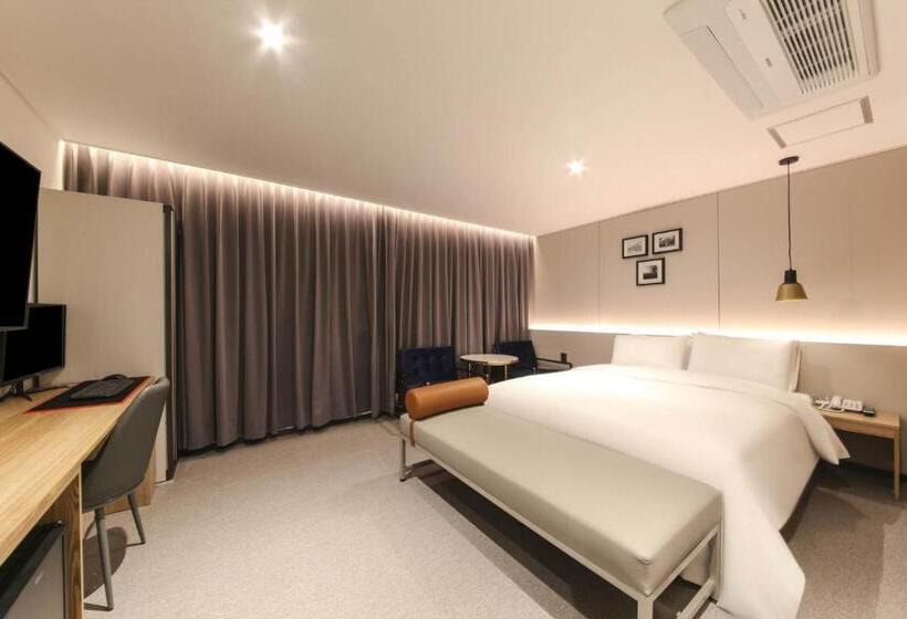 جناح, Hound Hotel Sasang