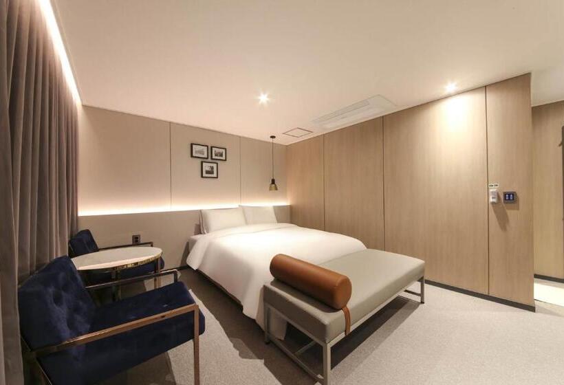 جناح, Hound Hotel Sasang